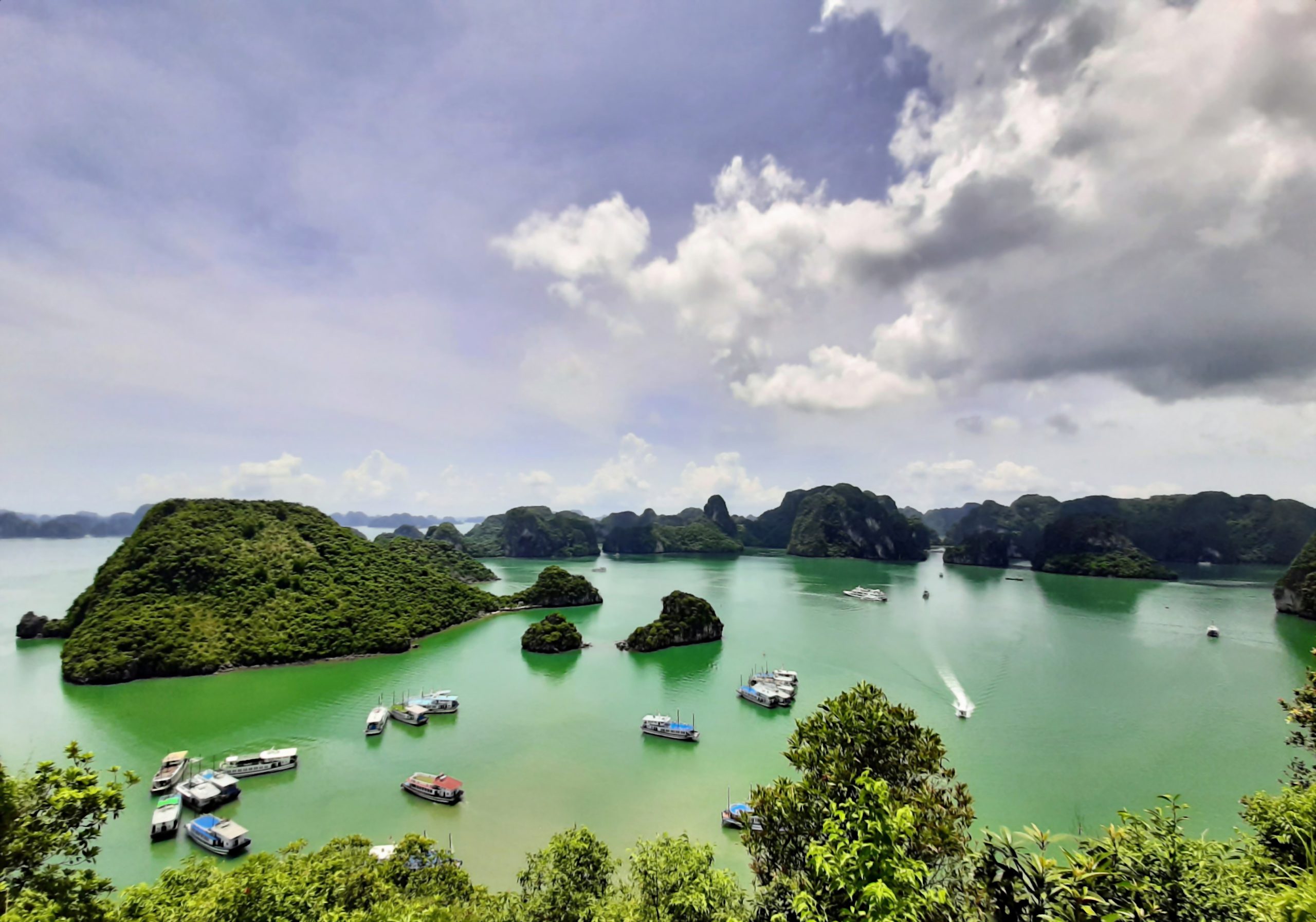 越南下龙湾旅游攻略：游船、海岛与自由行指南